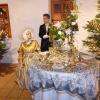 Dans la Maison Jaune : exposition de tables et sapins de fêtes .