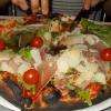 Pizza Parma : Tomates , mozzarella , mesclun, jambon cru , tomates cerise , parmesan .