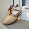 chaussure orthopédique esthétique beige. Cuir et tissu élastique. Modèle basket
