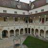 Le bâtiment de l'hôtel Dieu, vu de l'intérieur de la cour
