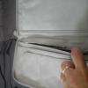 intérieur de la pochette: quand la gérante l'a ouverte pour montrer l'intérieur, la déchirure n'était pas visible car cachée par un rabat.  