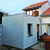 Fabrication d'une extension de maison en ossature bois. Toit terrasse et bardage en fibrociment. 
La rochelle