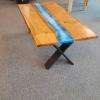 Table basse en merisier et résine époxy, pieds métalique