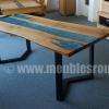 Table rivière en merisier et résine époxy avec des pieds métalliques