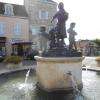 la fontaine juste devant la mairie