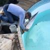 Notre technicien en train de remplacer un skimmer