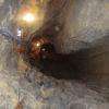 Les rails du petit train s'enfoncent dans la grotte