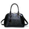 Sac à main Angela.

Joli sac à main façon croco muni de deux pochettes smartphone, d’une grande pochette et de deux pochettes zippées. Le sac à main Angela est spacieux, on peut y mettre facilement ses indispensables et livres de lecture. Il s’adapte à toutes mes tenues et toutes mes humeurs.
Dimensions en cm : H 22.5 / L 32 / P 15