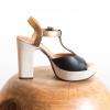 Création de Chie Mihara. Chaussure en cuir et lin.