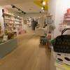Une grande boutique lumineuse