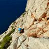 Dans une grande voie d'escalade à Sormiou