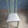 Résultat !  De belles chaises comme neuves grâce à la bonne qualité du tissu , des bons conseils de la vendeuse,  sans oublier les doigts de fée de ma belle-soeur !  