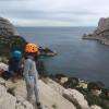 Escalade pour petits et grands dans les calanques, sur fond de carte postale
