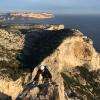 Un aventurier solitaire sur l'arête de Cassis, la plus longue voie des calanques en terrain d'aventure, du pur plaisir et une ambiance à couper le souffle