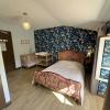Chambre avec lit de bébé