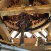 le mécanisme en bois parfaitement restauré : grande roue et lanterne
