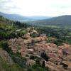 Les toits roses du village de Moustiers et le lac de St Croix qui miroite au loin