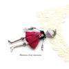Sortez des sentiers battus en vous laissant tenter par l’originalité de ce pendentif .Sans nul doute,que cette poupée apportera une touche glamour à vos tenues.
Klervia est un prénom féminin qui signifie « perle, bijou » en gaëlique
Cette poupée ne pouvait donc être créée qu’avec une perle gemme en Amétrine.
Gemme connue en lithothérapie comme le symbole de créativité ,elle favorise l’imagination et la réflexion.  L’amétrine purifie des mauvaises énergies ancrées dans l’aura.
Pour ce pendentif charmydoll Klervia, cette pierre est associée à un look très chic et glamour.
Porter Klervia, et vous vous sentirez déjà l’âme d’une femme fatale !