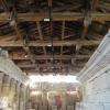 Le plafond en poutres de bois, allié aux vieilles pierres, charmant !