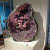Géode d'Améthyste exposée dans le hall d'accueil