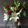 Bouquet de Lys blancs et Roses rouges avec sa bouteille de champagne.