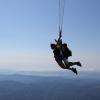 Ouverture du parachute après la chute libre du saut en tandem et vue sur le littoral de la Côte d'Azur. Admirez la baie du Golfe de Saint Tropez !