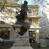 Monument près de la Préfecture.