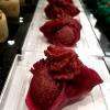 Impossible de fabriquer un Trèfle sans penser au cassis.
L'alliance du cassis avec l’amande fait de cette mignardise un produit exceptionnel et délicieux en bouche. A la fois fruité et savoureux ce Trèfle au cassis signé Noor séduira les amateurs de ce fruit fort en goût.