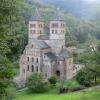 Depuis l'esplanade où a été construite la chapelle , on domine la magnifique abbaye de Murbach.