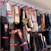 Un rayon d'articles de modes : chaussettes, chapeaux, gants