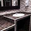 Dans les toilettes