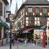 rue piétonne avec de nombreux restaurants et commerces