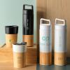 Bouteilles, gourdes, mugs et verres à personnaliser avec votre logo en sérigraphie, tampographie, impression numérique ou encore gravure laser.