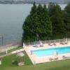 La piscine en bas du château