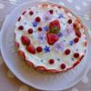 Cheesecake aux fraises et spéculoos. Recette à découvrir sur https://pain-depices.com !