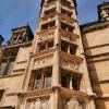 Les hauts reliefs d'une des tours.