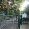 les chiens ont leur propre parc , jute à côté ..