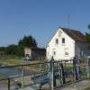 La chapelle se trouve à proximité du canal où se promènent de nombreux cyclistes 