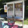 la boîte à livres ( chaises et table ajoutées pour la fête du parc )