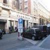 L'entrée du Parking proche d'un bureau AVIS 