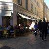 Devanture et terrasse de la Pâtisserie Weibel, dans une rue piétonne