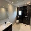 Salle de bain moderne réalisée sur-mesure par Pavillons des Alpes 