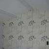 pose papier peint avec decor peinture dans une chambre 