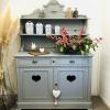 Voici un buffet saint-hubert transformé grâce à notre technique d'aérogommage et de relooking sur-mesure.
Un meuble unique qui trouve parfaitement sa place dans n’importe quel intérieur.
Venez découvrir nos créations à la boutique Pépites & Patines à Berrie !