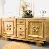 Voici un buffet brutaliste transformé grâce à notre technique d'aérogommage et de relooking sur-mesure.
Un meuble unique qui trouve parfaitement sa place dans n’importe quel intérieur.
Venez découvrir nos créations à la boutique Pépites & Patines à Berrie !