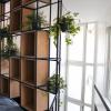 Bibliothèque sur mesure en acier et bois dans un duplex parisien. Style industriel, sobre et minimaliste.