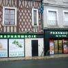 La pharmacie agrandie.