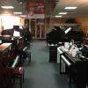 A votre disposition : pianos numériques, claviers portatifs, pianos droit et pianos à queue.