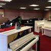Pianos droit, avec système silencieux en option.