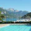 le port en arrière plan et les montagnes